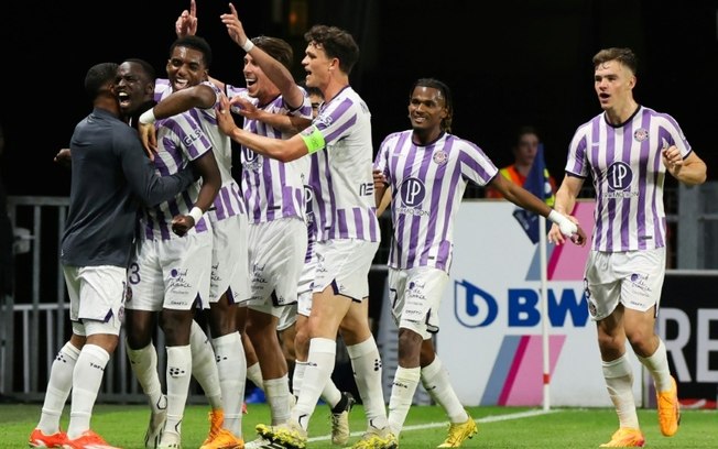 Los jugadores del Toulouse festejan uno de sus goles en la victoria en el campo del Rennes en la Ligue 1, el 13 de abril de 2024