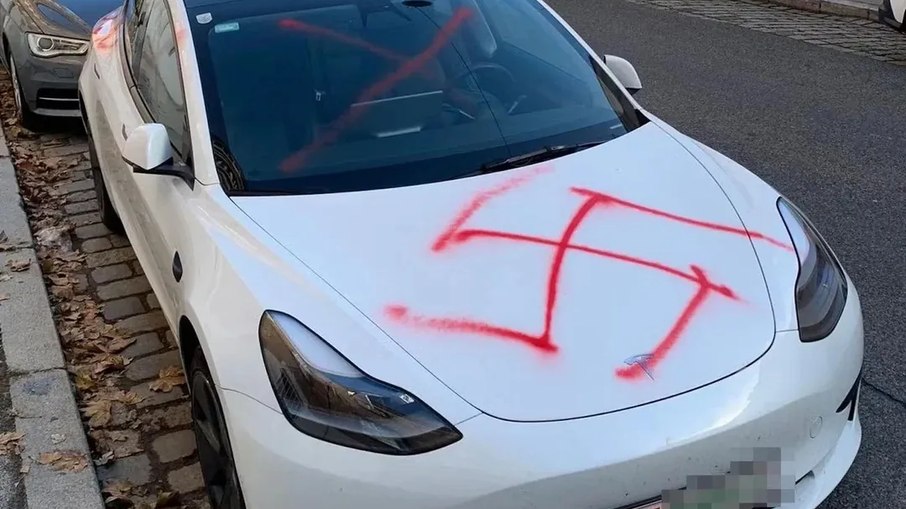 Em Viena, carros da Tesla viraram alvo de vandalismo