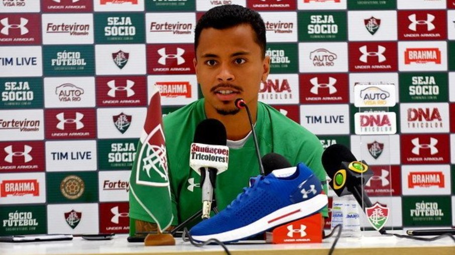 Allan dando entrevista coletiva pelo Fluminense