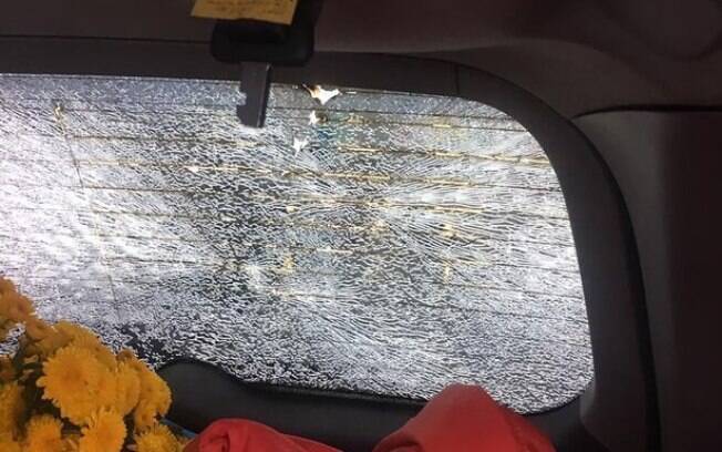 Vidro traseiro do carro ficou completamente destruído após os impactos Vidro traseiro do carro ficou completamente destruído após os impactos