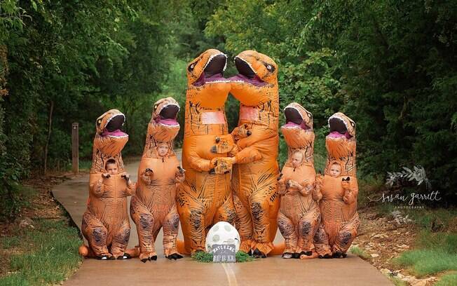 Nicole Berkley resolveu anunciar gravidez com um ensaio fotográfico da família vestida de dinossauro  