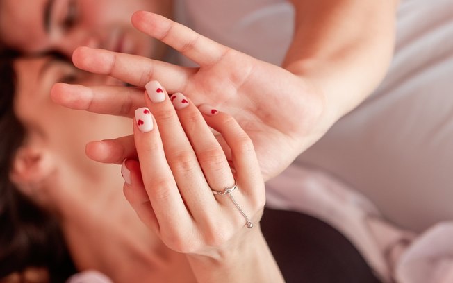 7 ideias de unhas românticas para quem está apaixonado