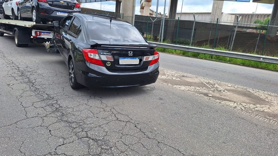 Um dos veículos, além do licenciamento atrasado, continha em seus registros 113 infrações de trânsito, dentre elas 72 por velocidade superior à máxima permitida. Um dos veículos, além do licenciamento atrasado, continha em seus registros 113 infrações de trânsito, dentre elas 72 por velocidade superior à máxima permitida.