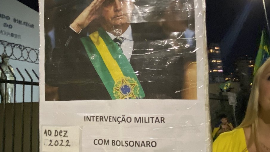 Placa de manifestante pede intervenção militar com Bolsonaro no poder