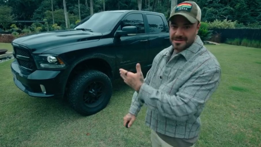 Felipe Titto mostra a Ram Classic R/T, série limitada que ele modificou com suspensão elevada, escapamento e acessórios Felipe Titto mostra a Ram Classic R/T, série limitada que ele modificou com suspensão elevada, escapamento e acessórios