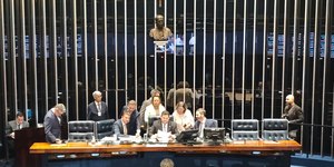Senado aprova MP e acaba com a "taxa das blusinhas"