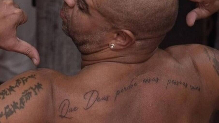 Adriano Imperador faz tatuagem Adriano Imperador faz tatuagem