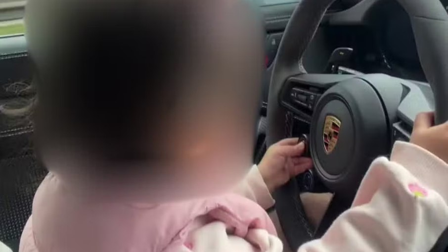Vídeos analisados pelos investigadores mostra o homem dirigindo em alta velocidade com a filha de 2 anos no colo Vídeos analisados pelos investigadores mostra o homem dirigindo em alta velocidade com a filha de 2 anos no colo