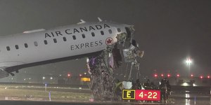 Duas pessoas morrem após avião bater em caminhão em Nova York