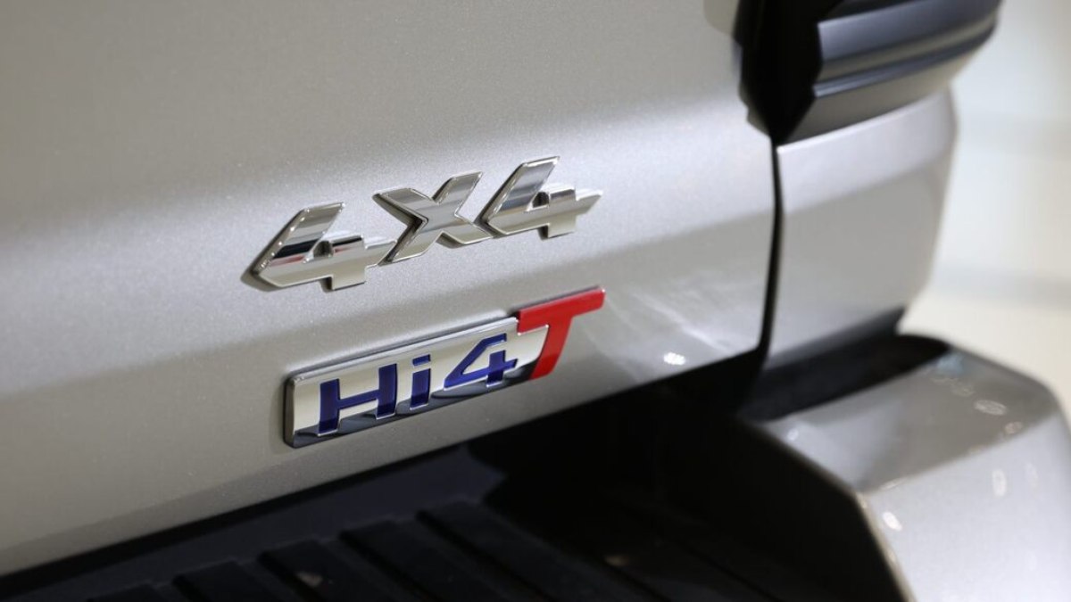 Emblema Hi4-T identifica o sistema híbrido plug-in da GWM, que combina motor a combustão, propulsão elétrica e tração integral mecânica.