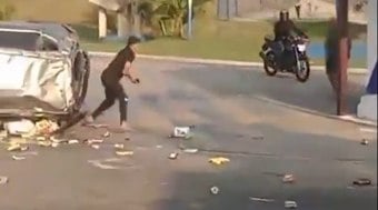 Criminoso capota carro e rouba moto após fuga de blitz; veja o vídeo
