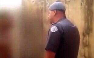 Imagens mostram policial ameaçando vendedor autônomo; assista ao flagra