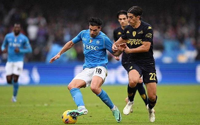  Simeone, do Napoli (de azul)  disputa a bola com  Ranocchia, do Empoli 
