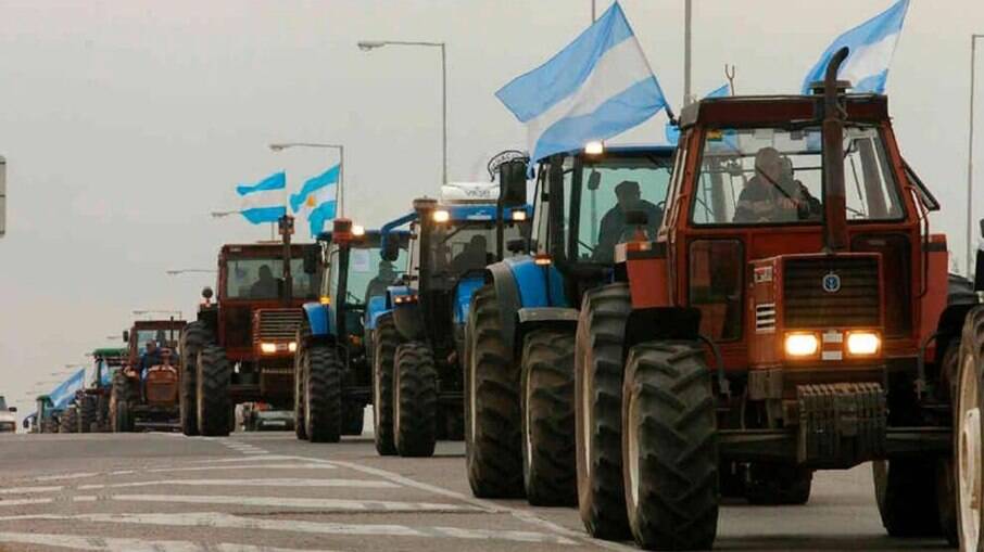Produtores rurais fazem manifestação em tratores na Argentina