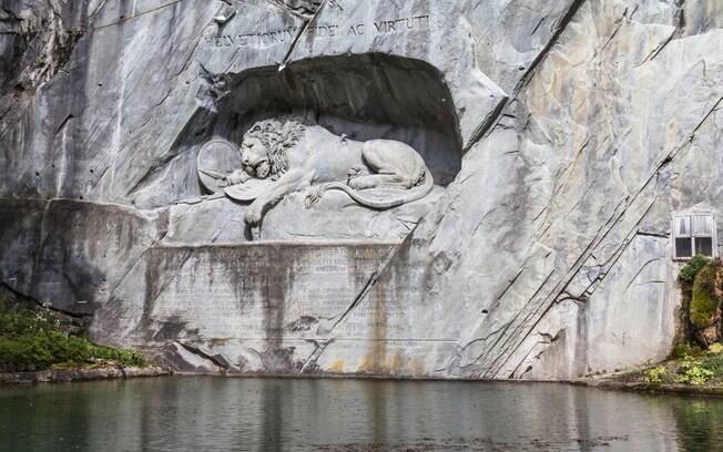 O monumento do Leão, esculpido em pedra e localizado em Lucerna, é um dos mais famosos do mundo e vale a visita