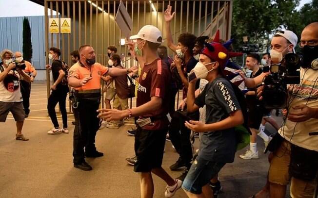 Torcedores do Barcelona protestam no Camp Nou