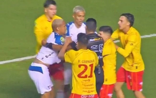 Deyverson causa confusão após provocar torcida rival no Equador