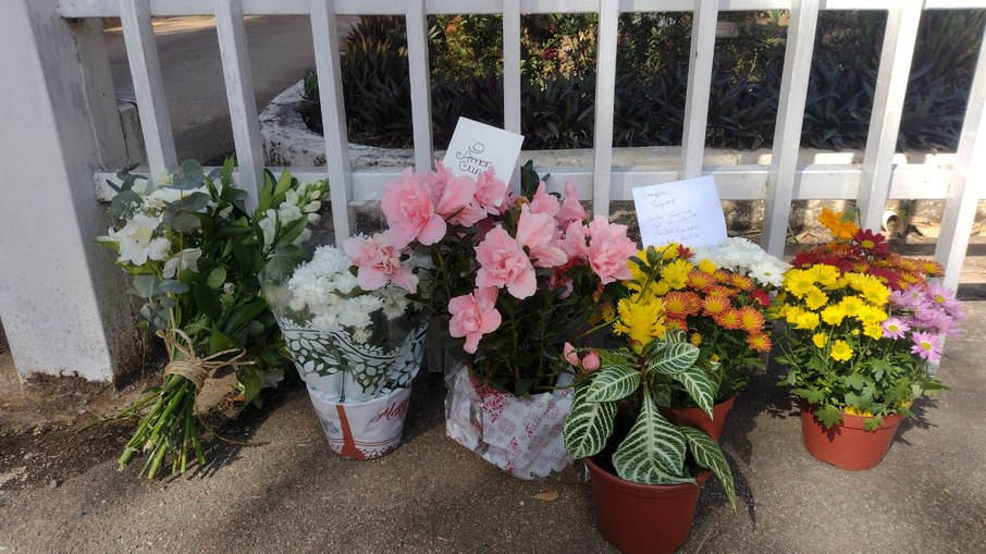 Flores são deixadas em frente ao condomínio em homenagem às vítimas do acidente aéreo