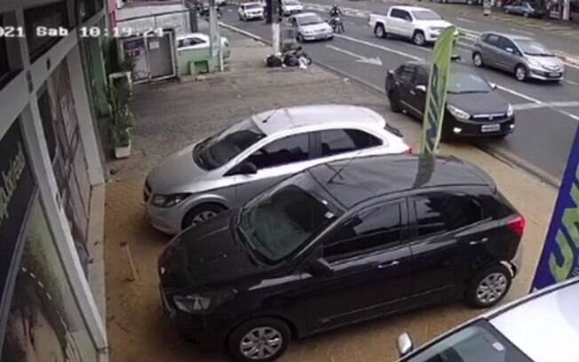Vídeo: motorista morre após ser baleado dentro de carro em Hortolândia