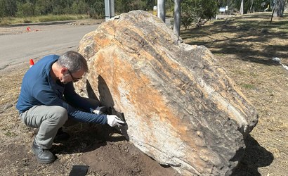 Pegadas de dinossauros são encontradas em rocha na Austrália