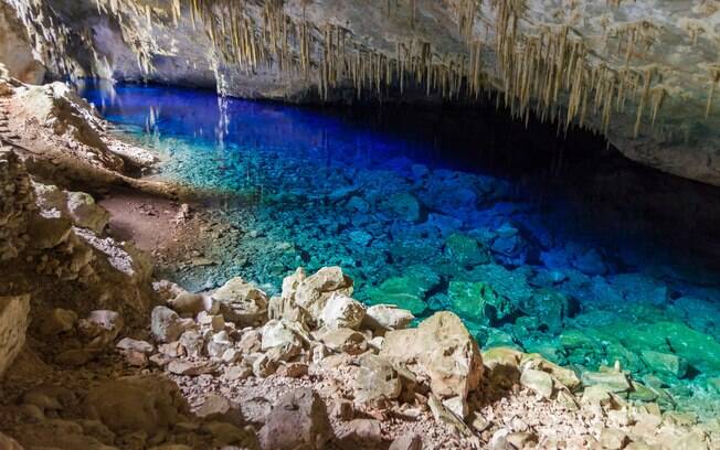 De cavernas como essa em Bonito a praias e cidades, existem diversos lugares feitos para viajar no Brasil a dois