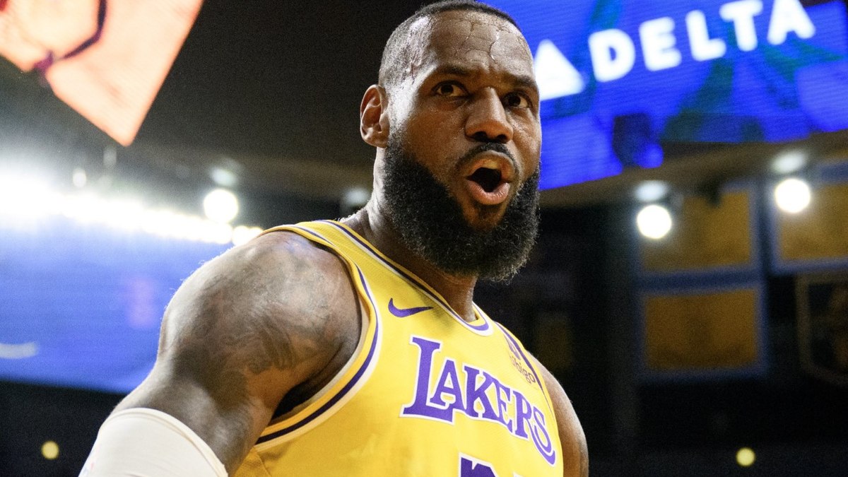 LeBron James renovou com os Lakers