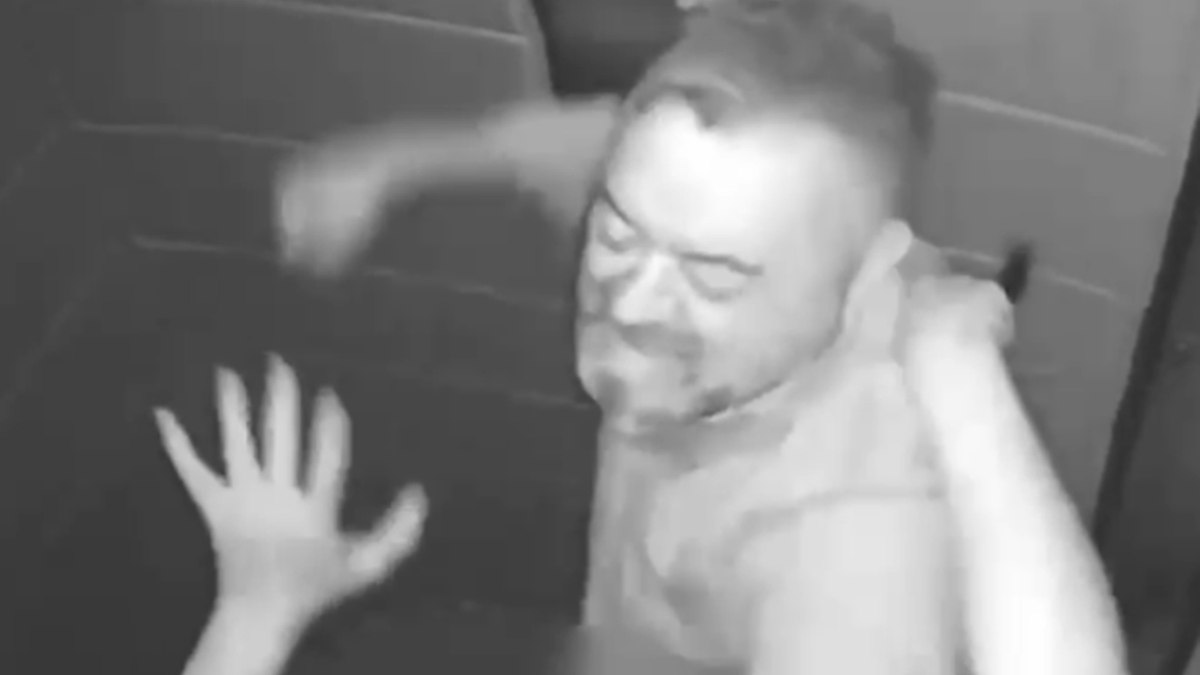 Vítima agredida em elevador do DF continua hospitalizada Vítima agredida em elevador do DF continua hospitalizada