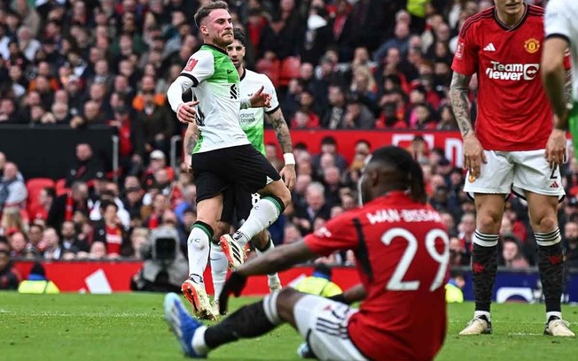 Mac Allister observa a bola entrando. Ele acaba de fazer o seu gol, o primeiro do Liverpool sobre o United  -