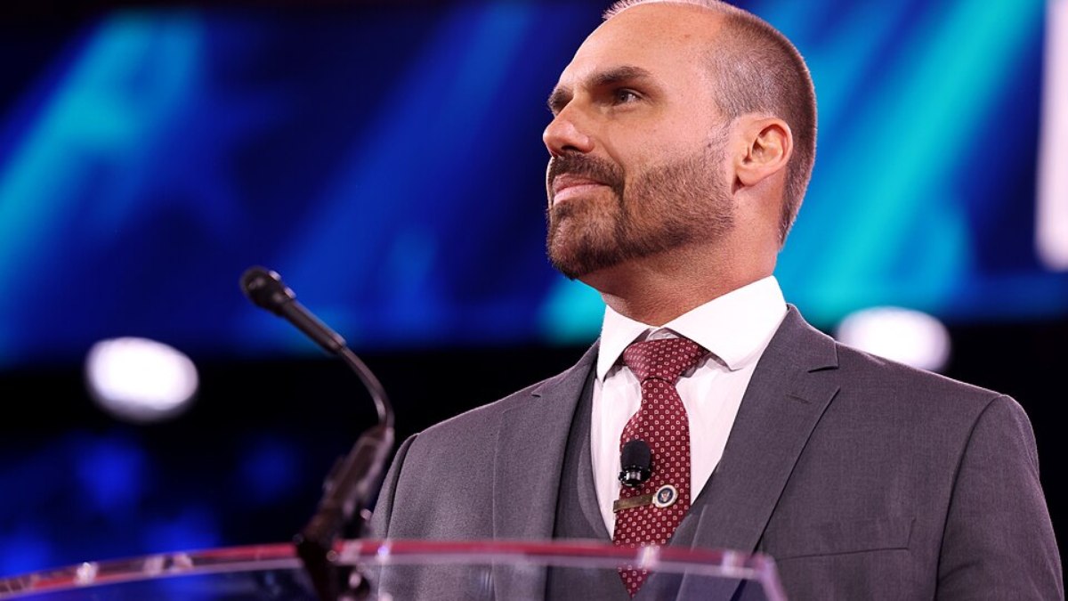 Eduardo Bolsonaro havia se mudado para os Estados Unidos no início Eduardo Bolsonaro havia se mudado para os Estados Unidos no início