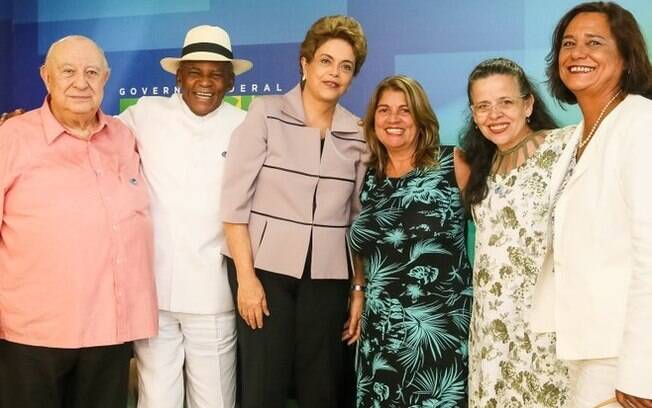 A presidente Dilma em encontro com artistas e intelectuais contrários ao pedido de impeachment