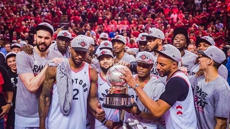 Leonard's Toronto Raptors Official Signed Jersey, 2018/19 - CharityStars