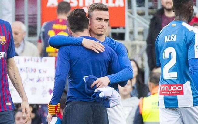 O momento da troca de camisa entre Adrià Pedrosa e Lionel Messi