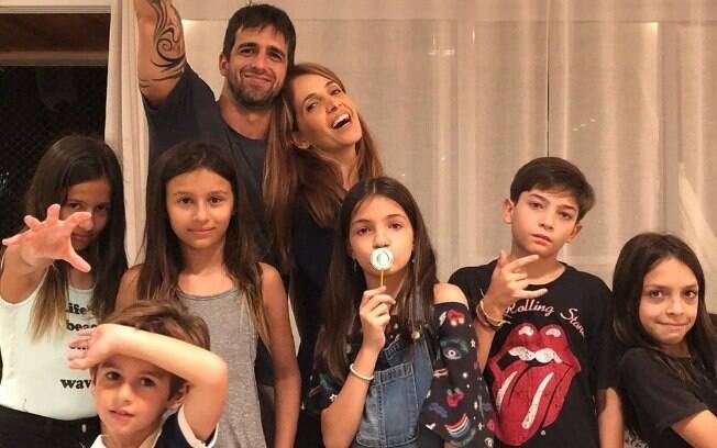 Poliana Abritta com os filhos, o namorado e os enteados