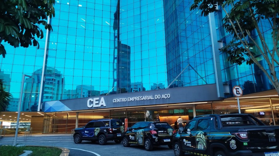 Homem morre em centro empresarial de São Paulo após ficar pendurado