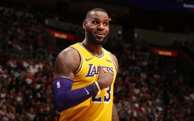 LeBron James no Los Angeles Lakers foi eleito atleta do ano pela agência AP