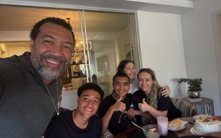 Pai de Pedro Severino divulga primeiras fotos após filho ter alta