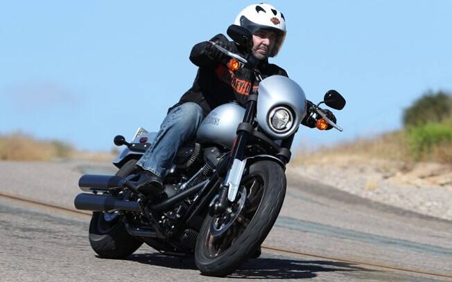 Ótimos freios e suspensões na Harley-Davidson Low Rider S. Note as luzes de LED do farol e da lanterna