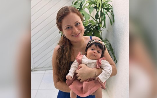Bebê viraliza ao ser confundida com boneca reborn; vídeo