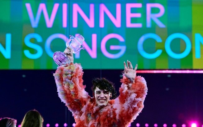 Nemo, que representou a Suíça com a música 'The Code', comemora após vencer a final do 68º Festival Eurovision, em 11 de maio de 2024, na Malmö Arena, na Suécia