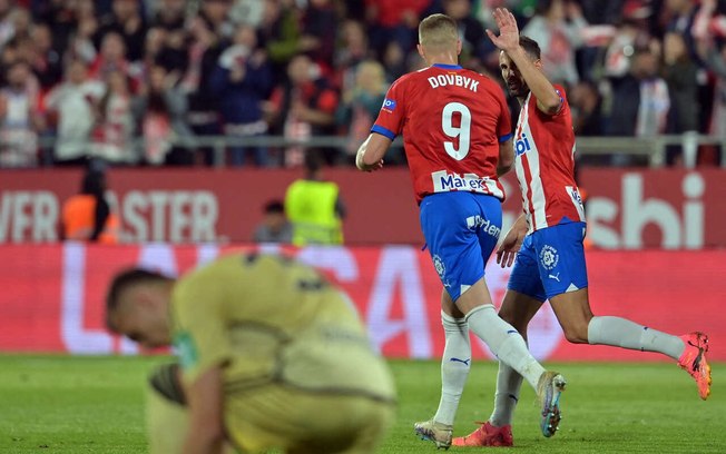 Dovbyk comemora um dos três gols marcados na goleada do Girona - Foto: Manaure Quintero/AFP via Getty Images