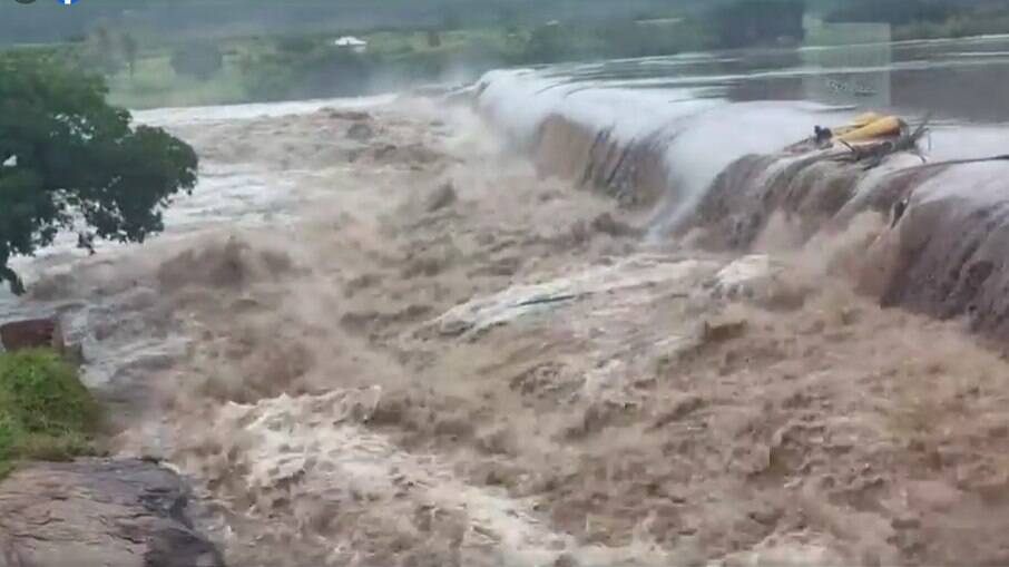 Força da água após rompimento de barragem em Jussiape
