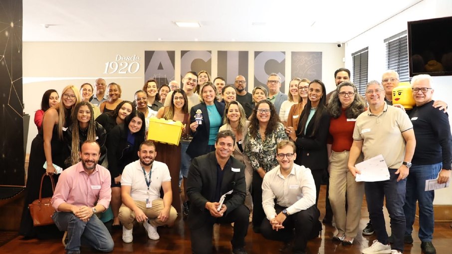 Empreendedores possam para foto após finalização do evento