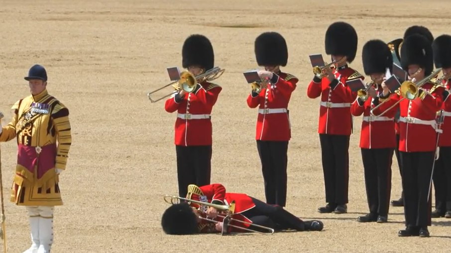 Guarda real desmaiado durante cerimônia