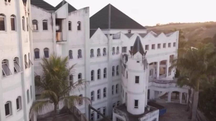 Foto do castelo na época que a construção estava em andamento