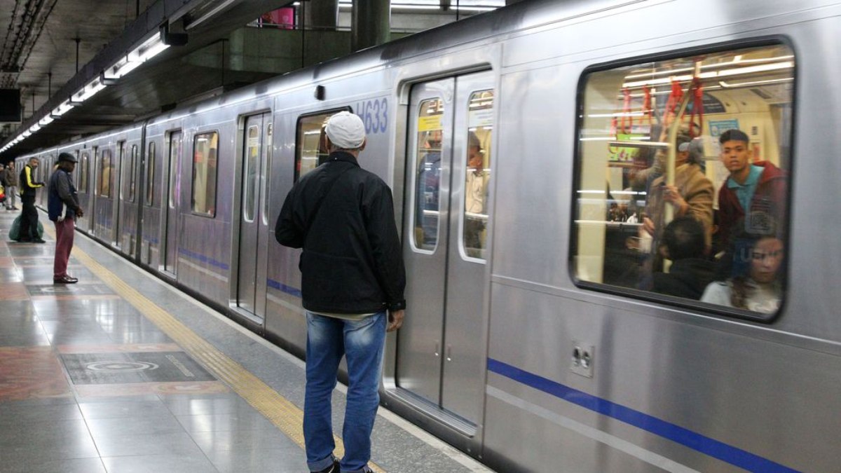 Movimentação de passageiros na estação Sé do metrô em São Paulo