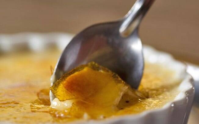 Foto da receita Crème brûlée de doce de leite com umburana pronta.