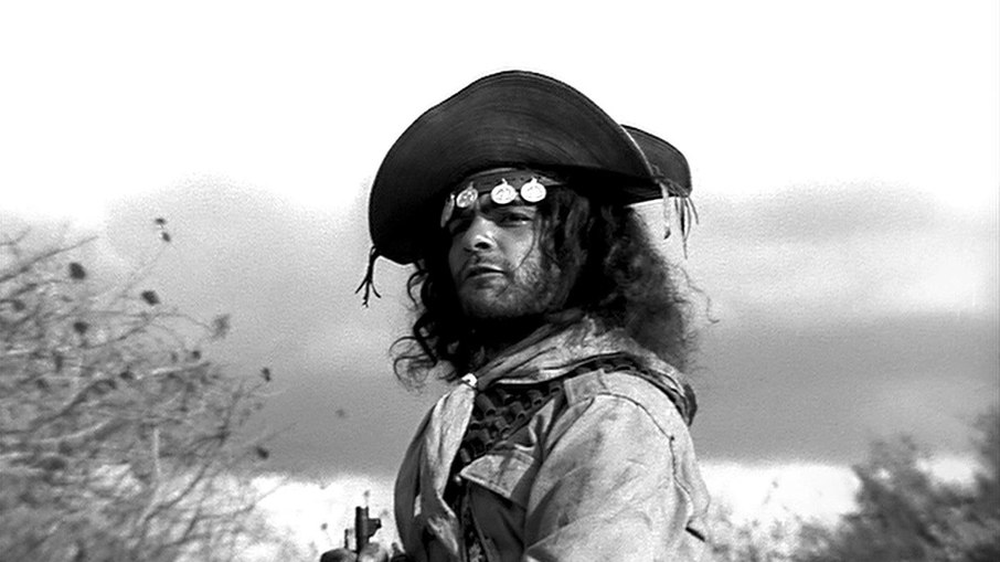 Othon Bastos em Deus e o Diabo na Terra do Sol