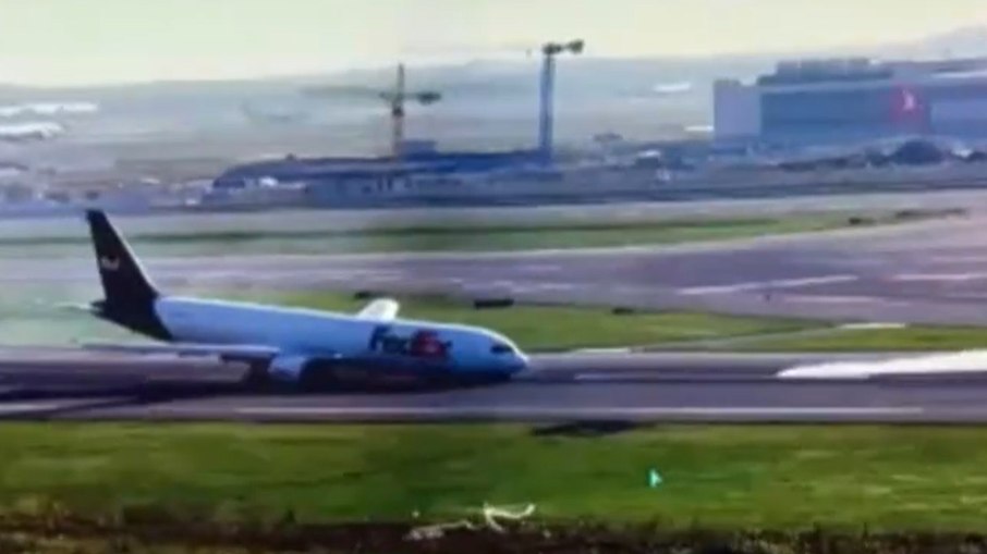 Um Boeing 767 da FedEx arrastou uma parte da fuselagem na pista do aeroporto de Istambul