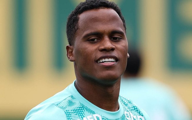 Barboza foi a campo no treinamento do Palmeiras nesta segunda-feira (31)