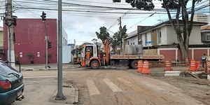 Rua no Brooklyn fica destruída após temporal em SP